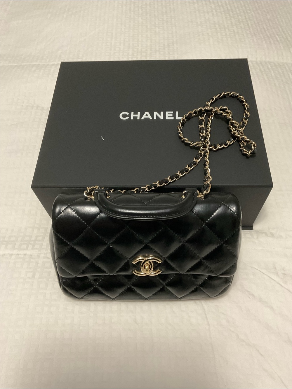 CHANEL
Shiny Lambskin Quilted
Flap Bag Black preloved